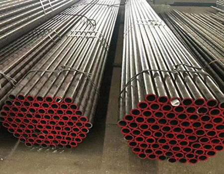 A53 ASTM أنابيب الصلب غير الملحومة المدرفلة على الساخن 12 م 6 م جولة ASTM106 89 مم